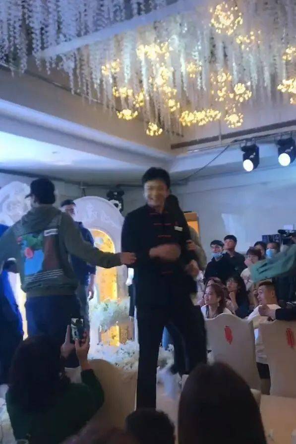 鹿晗担纲摄影师记录婚礼瞬间，邓超化身服务员热舞引爆全场